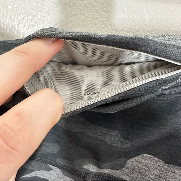 Athleta Ultimate Stash Pocket Black Camo Lightning 7/8 Tights Size Medium - Picture 6 of 10